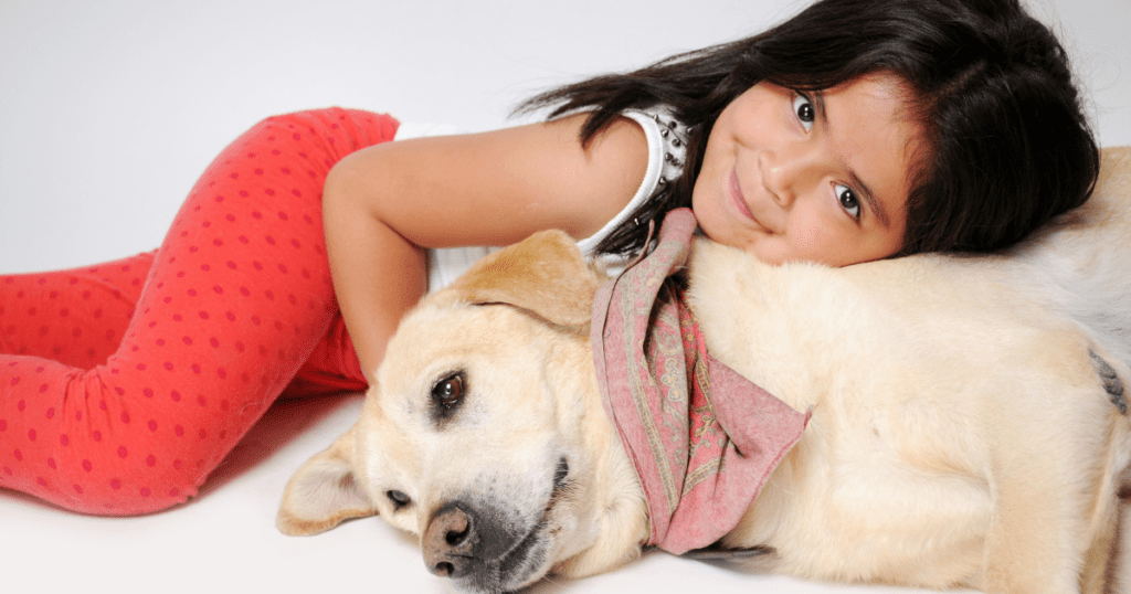 Cómo socializar a tu perro con niños y visitas sin estrés